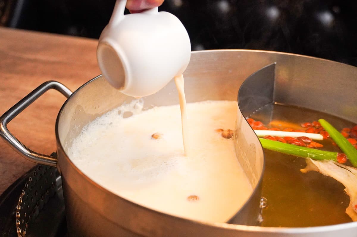 大湖草莓吃到飽、氣泡酒暢飲！新馬辣草莓季開跑，免費升級卜卜蜆雞腿鍋
