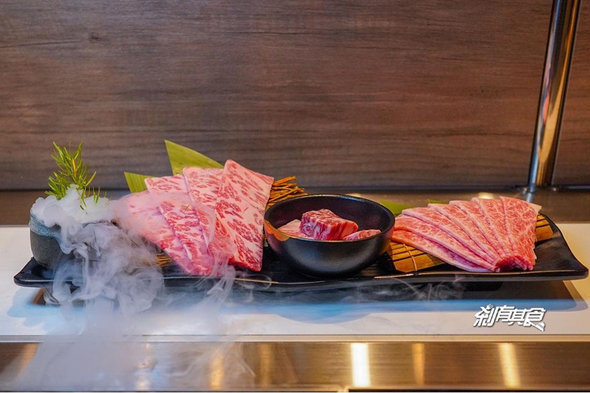 全台首家輸送帶燒肉店！超浮誇「寶藏盒牛」還會噴乾冰，內行必點青蔥厚牛舌