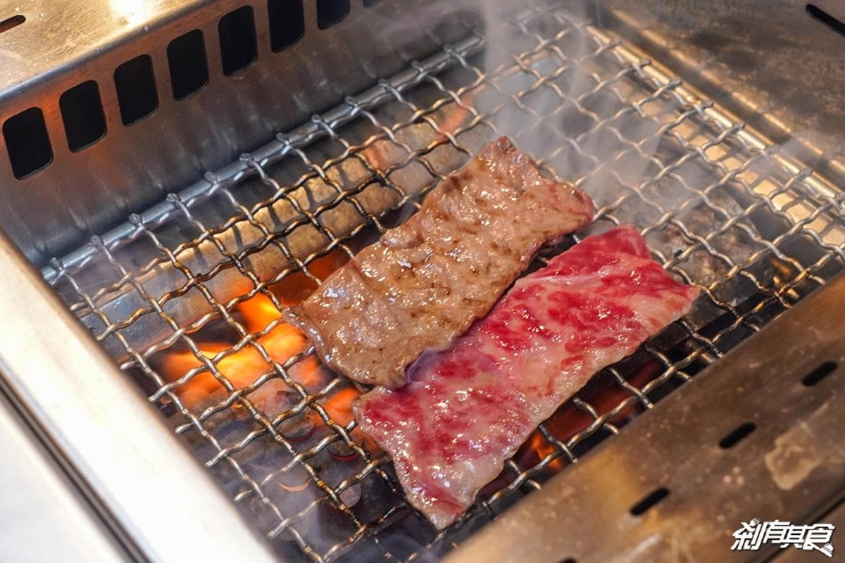 全台首家輸送帶燒肉店！超浮誇「寶藏盒牛」還會噴乾冰，內行必點青蔥厚牛舌