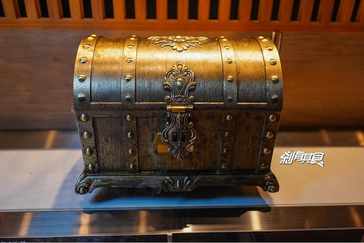 全台首家輸送帶燒肉店！超浮誇「寶藏盒牛」還會噴乾冰，內行必點青蔥厚牛舌