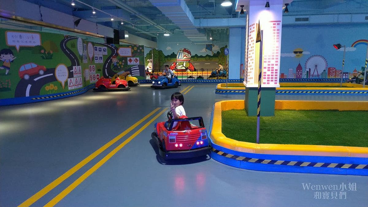 台中室內景點「兒童交通安全教育館」，小朋友可以試駕小車車超可愛。