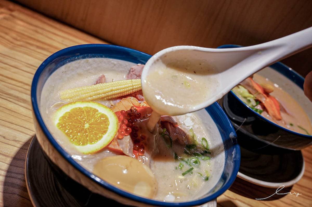 這裡還吃得到鮭魚!超狂「鮭白湯拉麵」鋪炙燒鮭魚+魚卵,排隊2小時也要嗑 這裡還吃得到鮭魚!超狂「鮭白湯拉麵」鋪炙燒鮭魚+魚卵,排隊2小時也要嗑