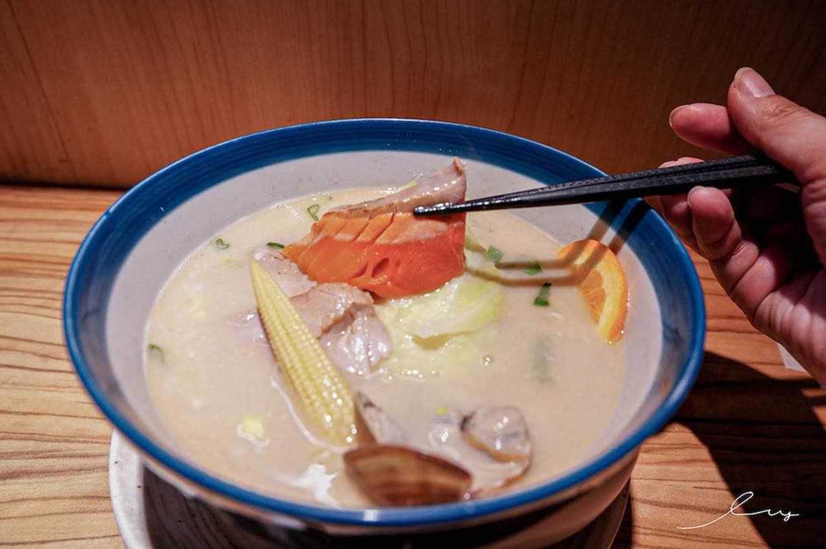 這裡還吃得到鮭魚!超狂「鮭白湯拉麵」鋪炙燒鮭魚+魚卵,排隊2小時也要嗑 這裡還吃得到鮭魚!超狂「鮭白湯拉麵」鋪炙燒鮭魚+魚卵,排隊2小時也要嗑