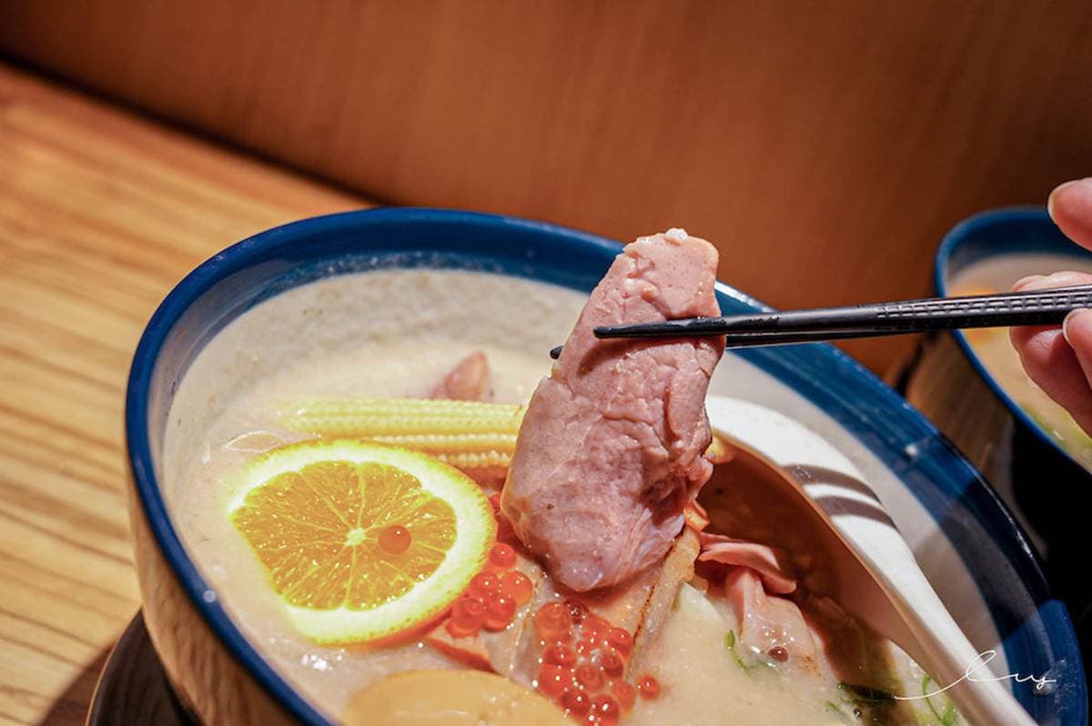 這裡還吃得到鮭魚!超狂「鮭白湯拉麵」鋪炙燒鮭魚+魚卵,排隊2小時也要嗑 這裡還吃得到鮭魚!超狂「鮭白湯拉麵」鋪炙燒鮭魚+魚卵,排隊2小時也要嗑