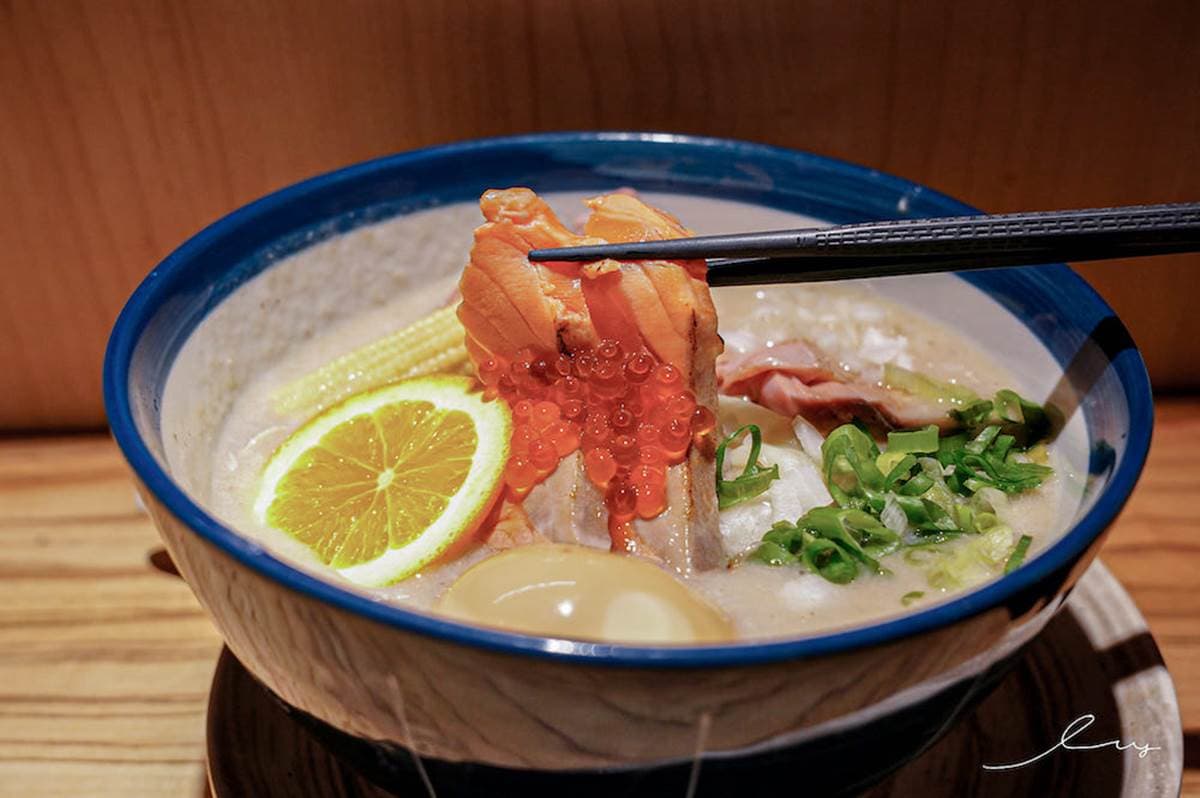 這裡還吃得到鮭魚!超狂「鮭白湯拉麵」鋪炙燒鮭魚+魚卵,排隊2小時也要嗑 這裡還吃得到鮭魚!超狂「鮭白湯拉麵」鋪炙燒鮭魚+魚卵,排隊2小時也要嗑