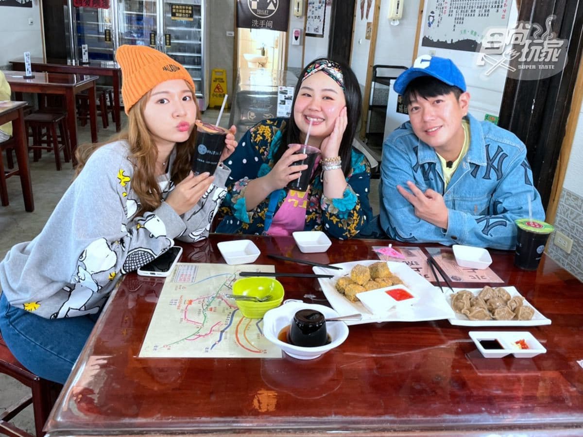 《瘋狂總部》衝苗栗大啖美食！吃貨林莎因主持暴肥５公斤，怨寫真集沒人看