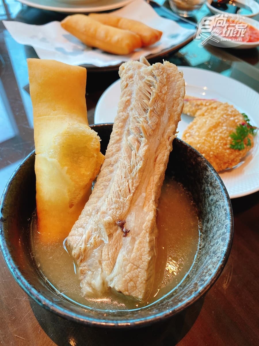 名字有藍、穿藍色免費喝調酒！新北最高景觀餐廳吃雙胞胎肉骨茶、甜甜圈蝦餅