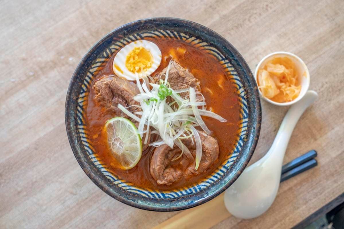 １週賣３天！新北隱藏版「極嫩牛肉麵」想吃要排１小時，嘗鮮必點棒狀蔥油餅