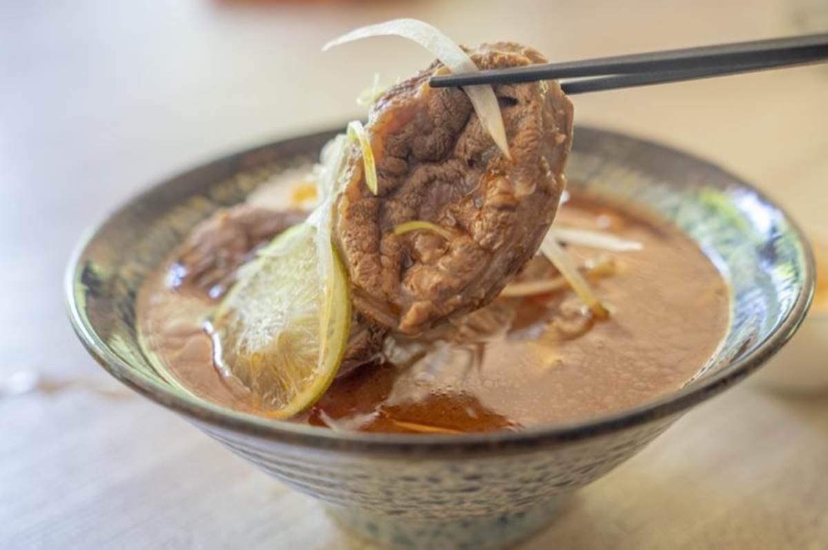 １週賣３天！新北隱藏版「極嫩牛肉麵」想吃要排１小時，嘗鮮必點棒狀蔥油餅