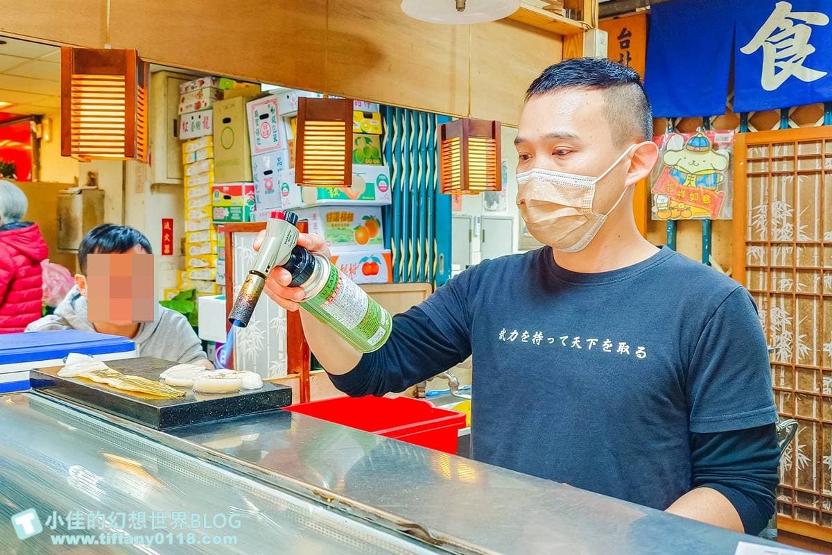 50元吃整隻螃蟹！台北澎派海鮮丼藏身市場，生魚片、天使紅蝦滿到看不見醋飯