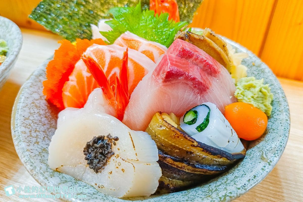 50元吃整隻螃蟹！台北澎派海鮮丼藏身市場，生魚片、天使紅蝦滿到看不見醋飯