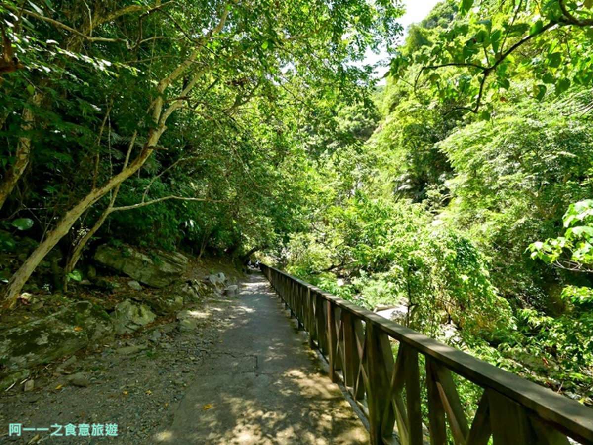 1分鐘就能到!懶人步道輕鬆打卡磅礡瀑布,在地人玩水祕境泡天然泳池 1分鐘就能到!懶人步道輕鬆打卡磅礡瀑布,在地人玩水祕境泡天然泳池
