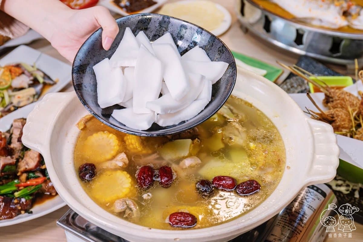 整顆現剖椰子倒入雞湯！超狂南洋料理秒飛東南亞，酸辣海鮮、紅咖哩蝦好開胃