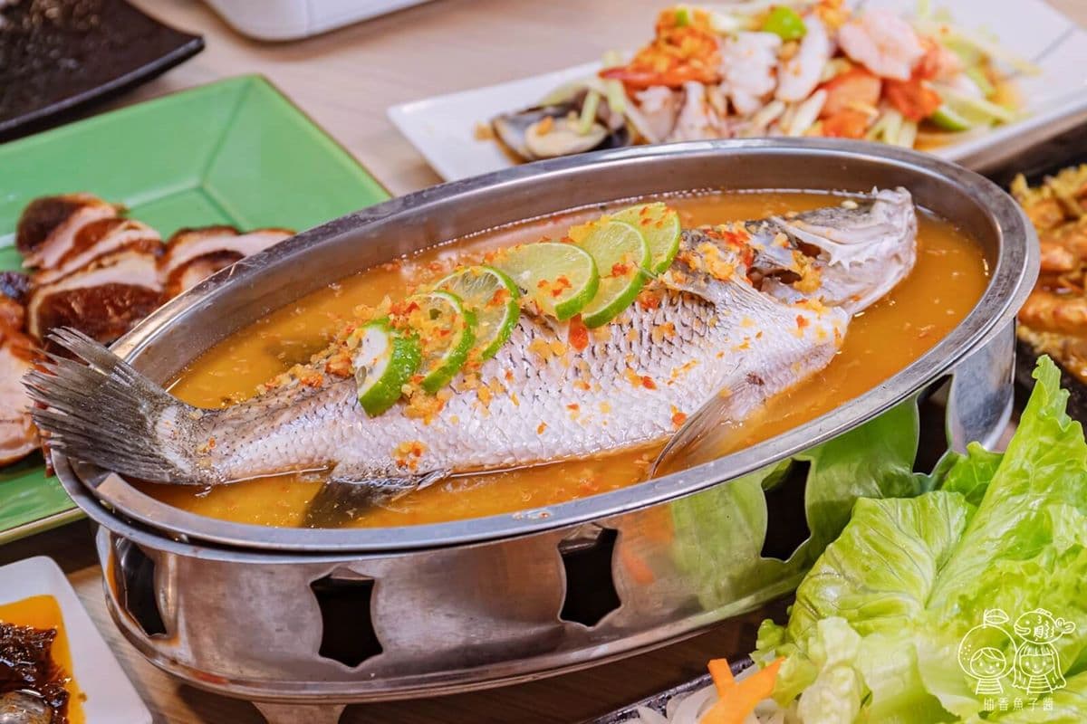 整顆現剖椰子倒入雞湯！超狂南洋料理秒飛東南亞，酸辣海鮮、紅咖哩蝦好開胃