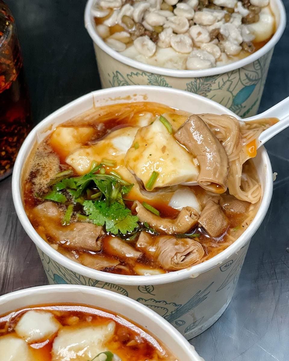 老饕才知道的隱藏菜單！超有哏「大腸麵線＋豆花」意外唰嘴，配特製辣醬更搭