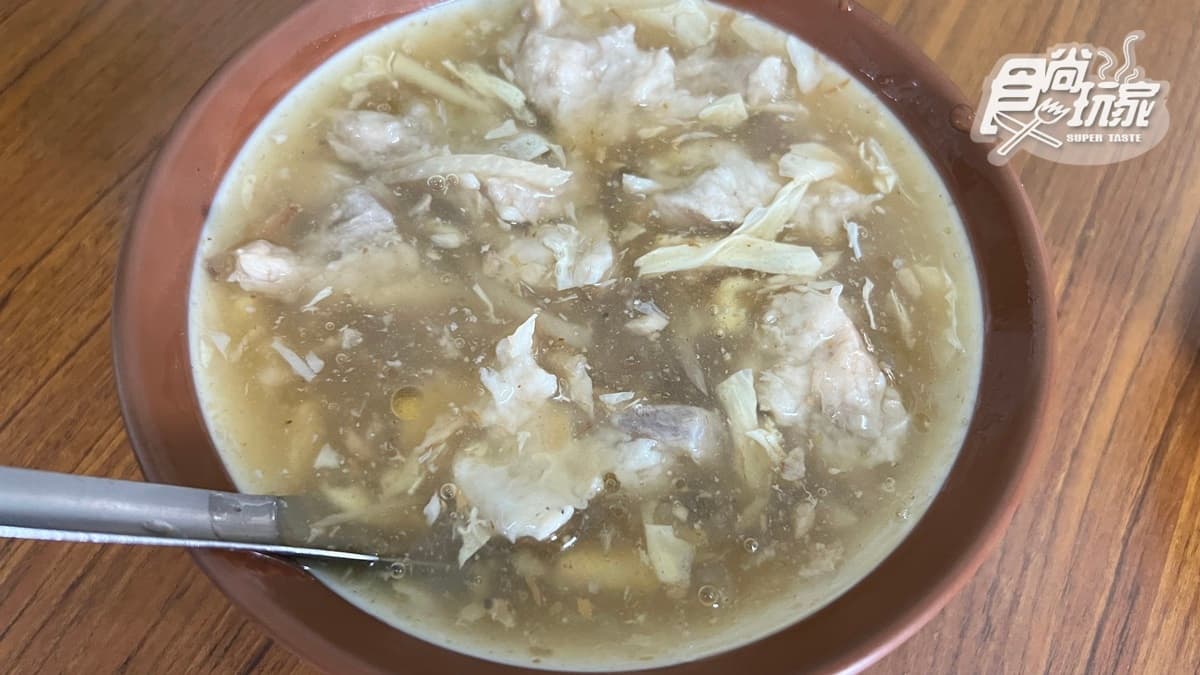 肉羹湯裡的肉塊分量不少，口感很扎實，加點烏醋更是美味。