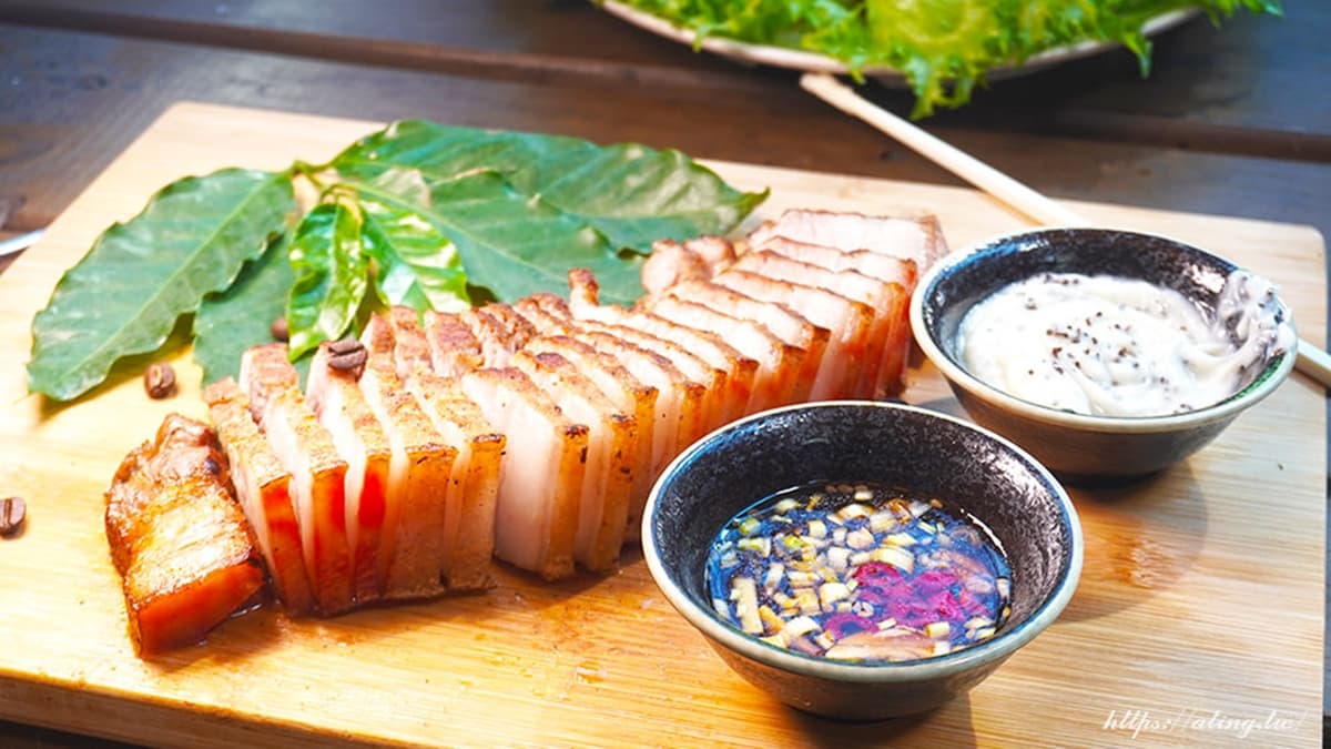「咖啡煙燻豬肉」還能沾特製醬汁、咖啡粉，超級特別又唰嘴好吃。（圖片來源：婷玩味生活）