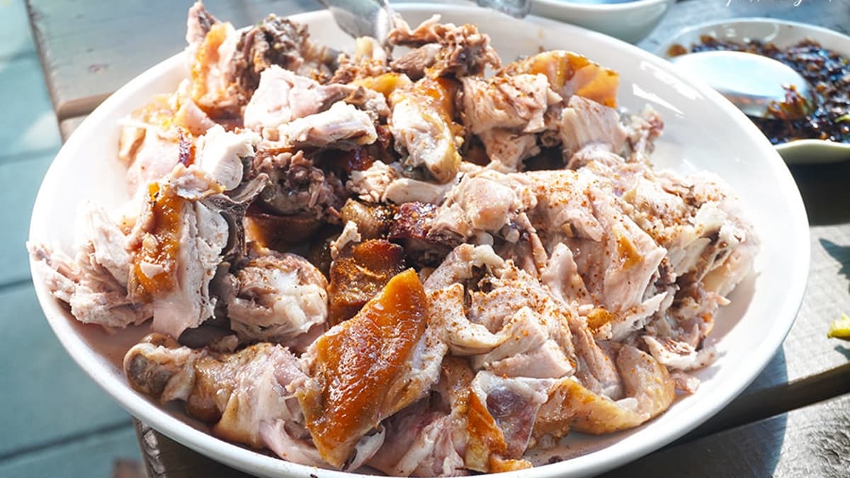 「桶窯雞」烤至金黃酥脆的外皮看起來超美味，雞肉切開後會再灑上特殊粉末調味。（圖片來源：婷玩味生活）