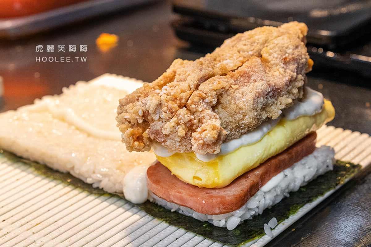 包了整隻軟殼蟹、炸蝦!超狂「沖繩飯糰」配料霸氣外露,肉控必點巨厚炸雞排 包了整隻軟殼蟹、炸蝦!超狂「沖繩飯糰」配料霸氣外露,肉控必點巨厚炸雞排