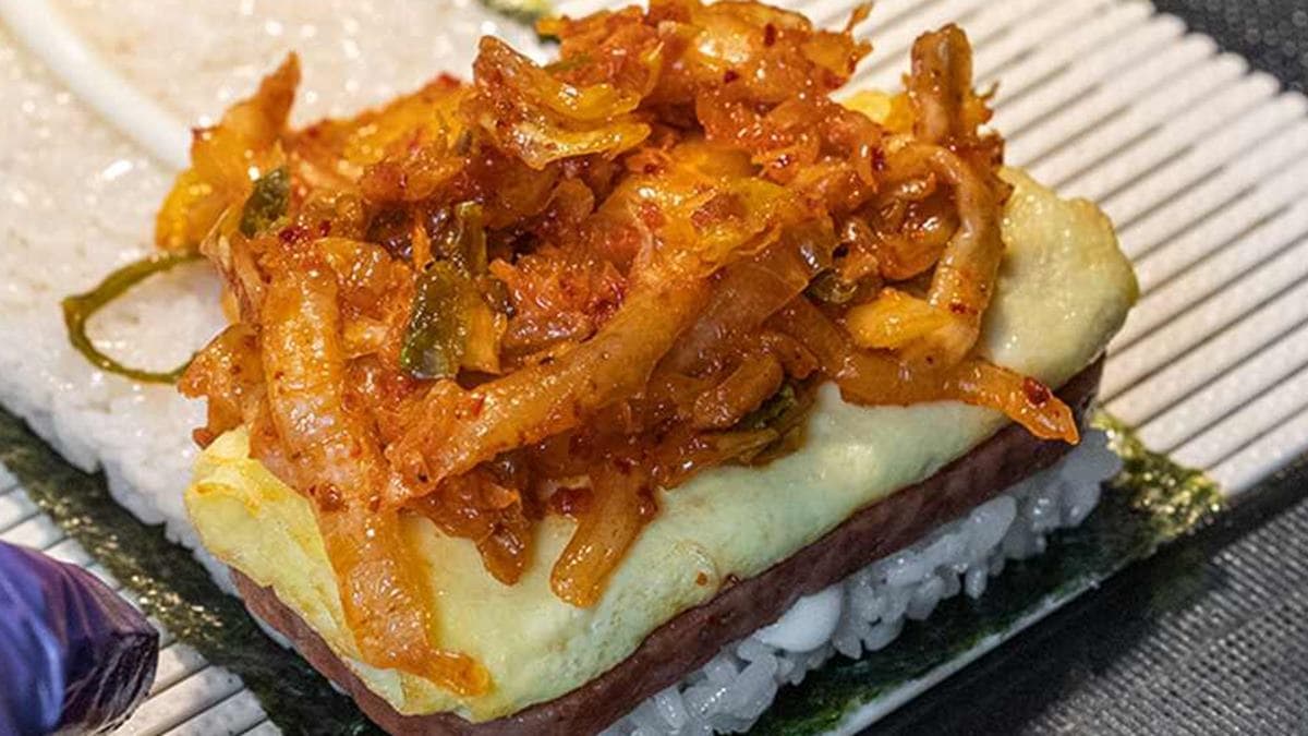 包了整隻軟殼蟹、炸蝦!超狂「沖繩飯糰」配料霸氣外露,肉控必點巨厚炸雞排 包了整隻軟殼蟹、炸蝦!超狂「沖繩飯糰」配料霸氣外露,肉控必點巨厚炸雞排