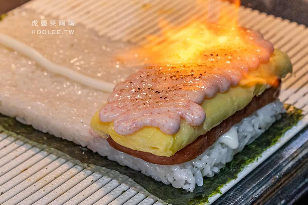 包了整隻軟殼蟹、炸蝦!超狂「沖繩飯糰」配料霸氣外露,肉控必點巨厚炸雞排 包了整隻軟殼蟹、炸蝦!超狂「沖繩飯糰」配料霸氣外露,肉控必點巨厚炸雞排