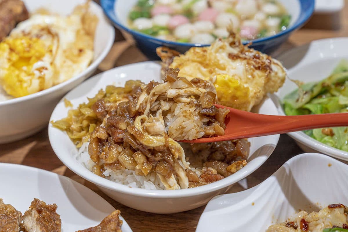 沒吃不算來過宜蘭！外酥裡嫩豬排飯＋半熟炸蛋太邪惡，鹹香雞魯飯愈吃愈唰嘴