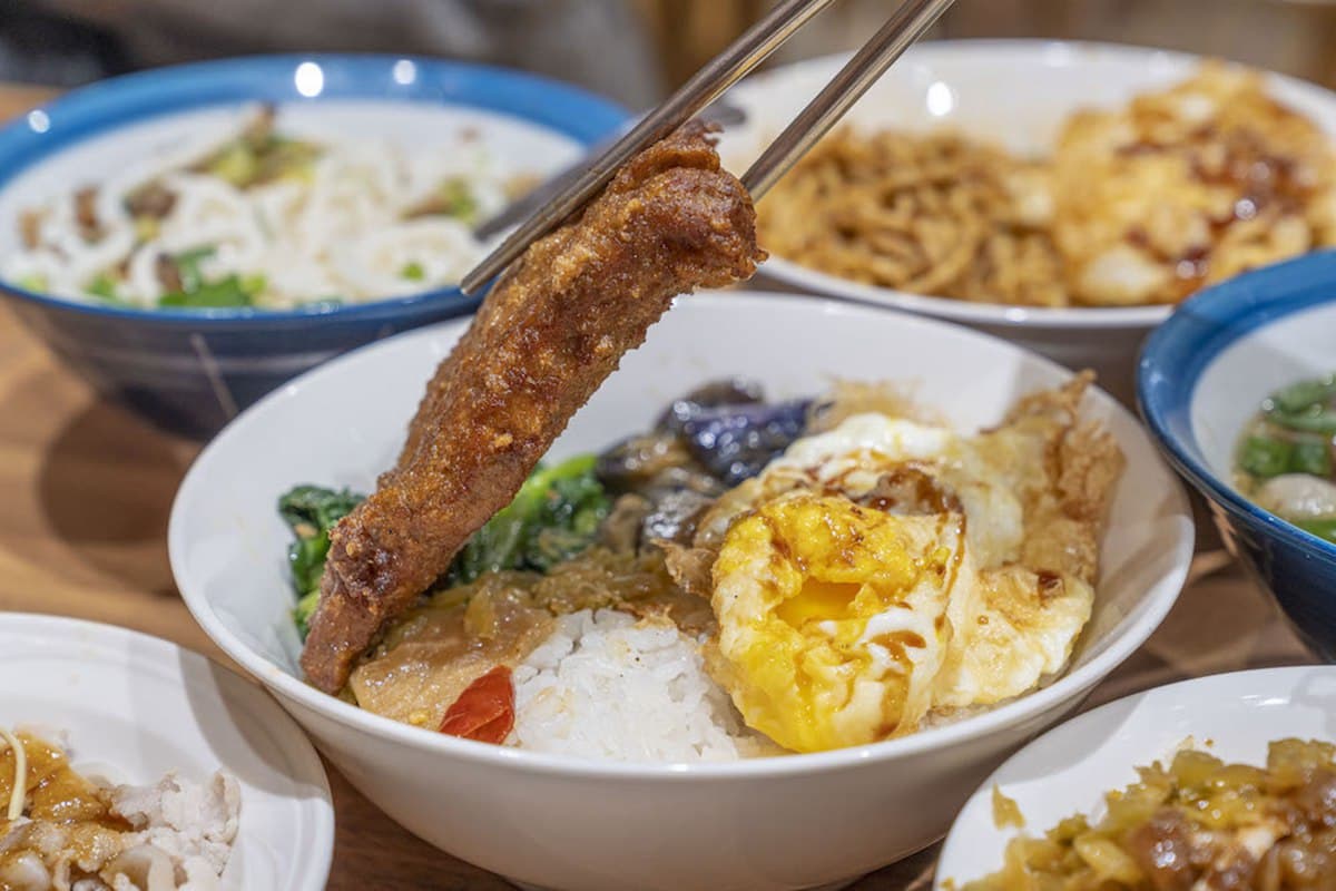 沒吃不算來過宜蘭！外酥裡嫩豬排飯＋半熟炸蛋太邪惡，鹹香雞魯飯愈吃愈唰嘴