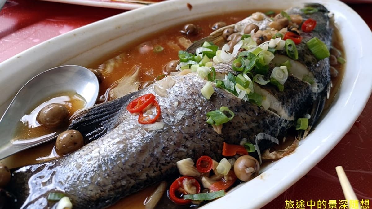 「清蒸破布子鱸魚」醬汁比例恰到好處，襯托出魚肉的鮮甜。（圖片來源：旅途中的景深隨想）