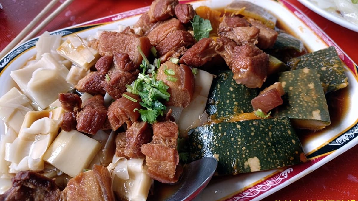 「桂竹筍滷肉南瓜」非常下飯，三層肉滷得很入味。（圖片來源：旅途中的景深隨想）