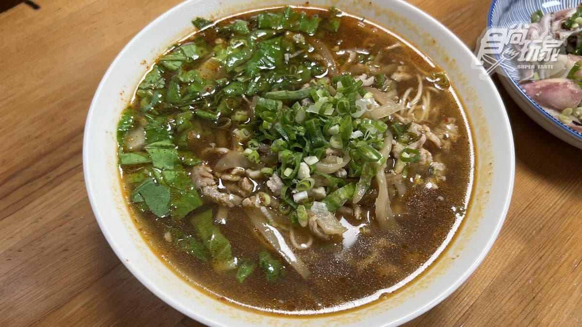別處吃不到！台南「榨菜肉絲鍋燒麵」川辣湯頭超過癮，再加蒜泥更對味