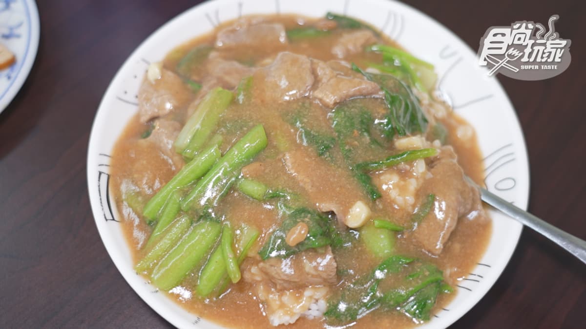 點購牛肉燴飯還會附上１碗牛肉清湯。
