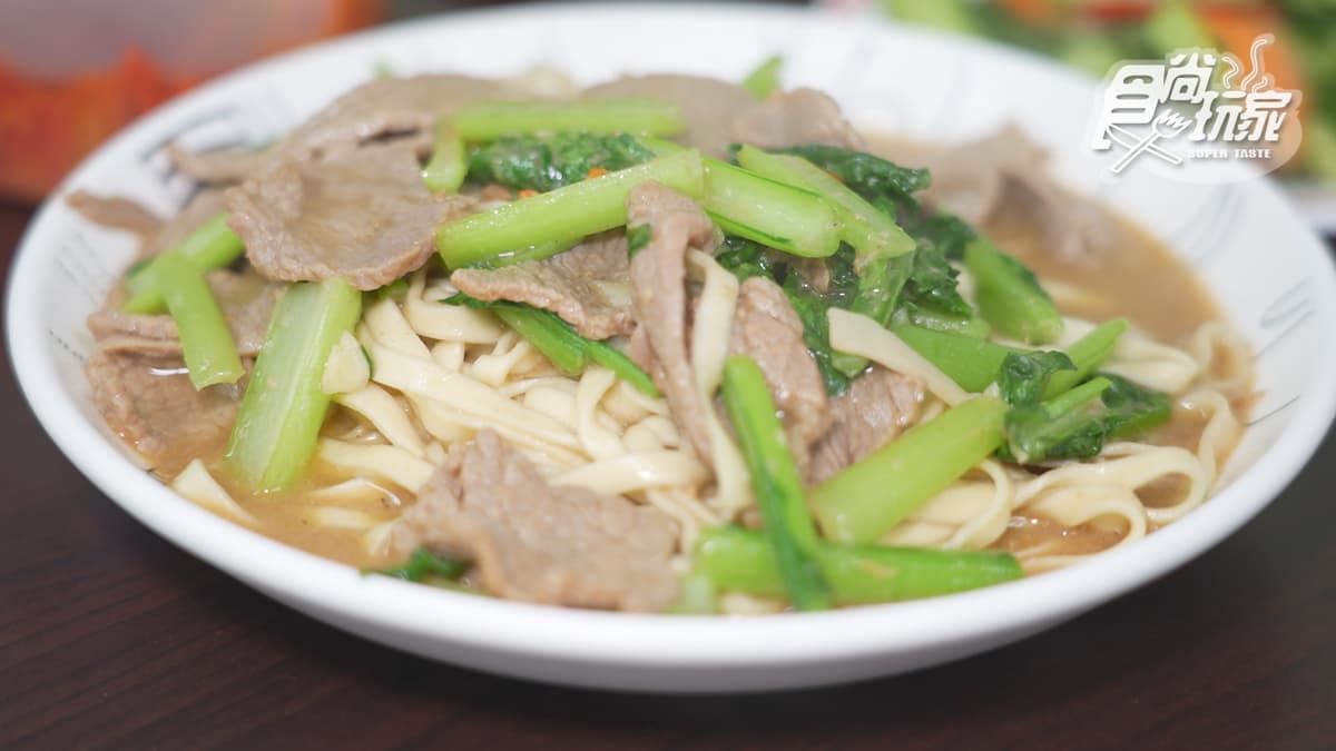 牛肉炒麵以沙茶為基底搭配牛肉及寬麵炒入味。