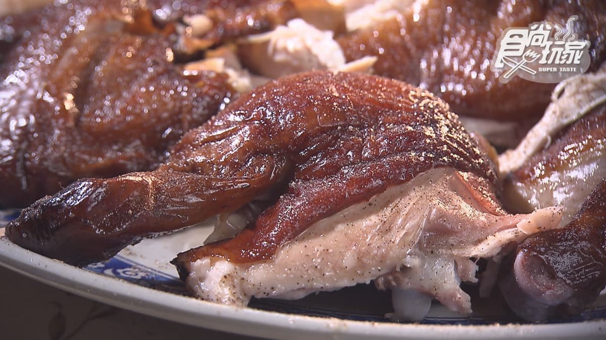 超夯的桶仔雞憑藉金黃酥脆的外皮及粉嫩多汁的雞肉，養出一票死忠鐵粉。