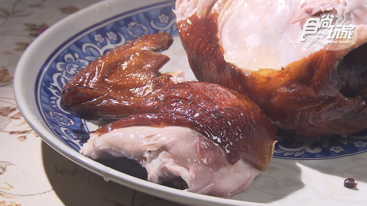 雞肉都已烤得入味，若是重口味的人，可以再沾點胡椒鹽增加風味。