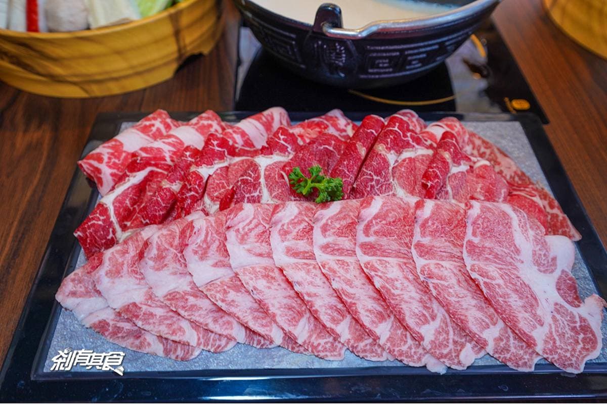 【新開店】員林火鍋王者插旗台中！打卡必點巨大貝殼海鮮船，肉肉火山超浮誇