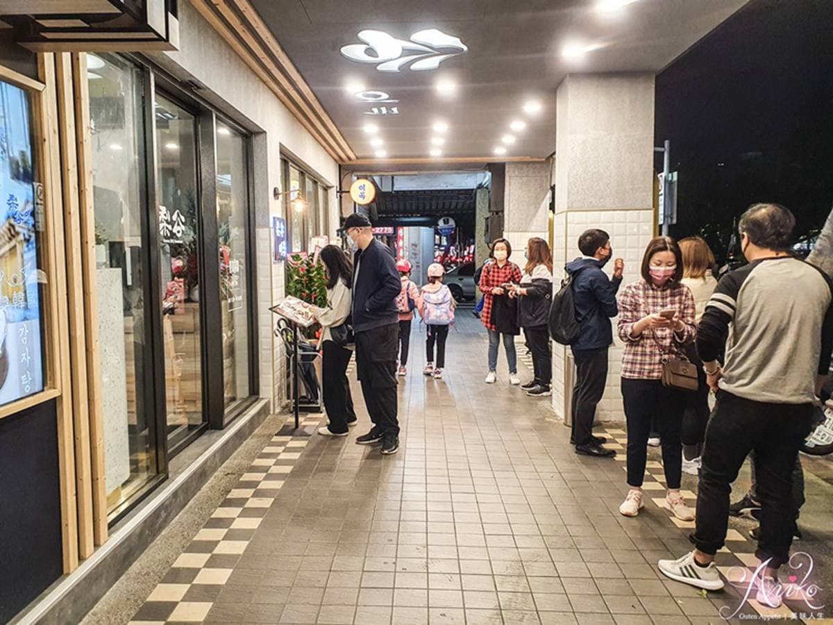 全台獨創炭火韓式燒烤！超狂海鮮鍋塞滿整隻中卷、龍蝦，打卡超有哏冰棒燒酒