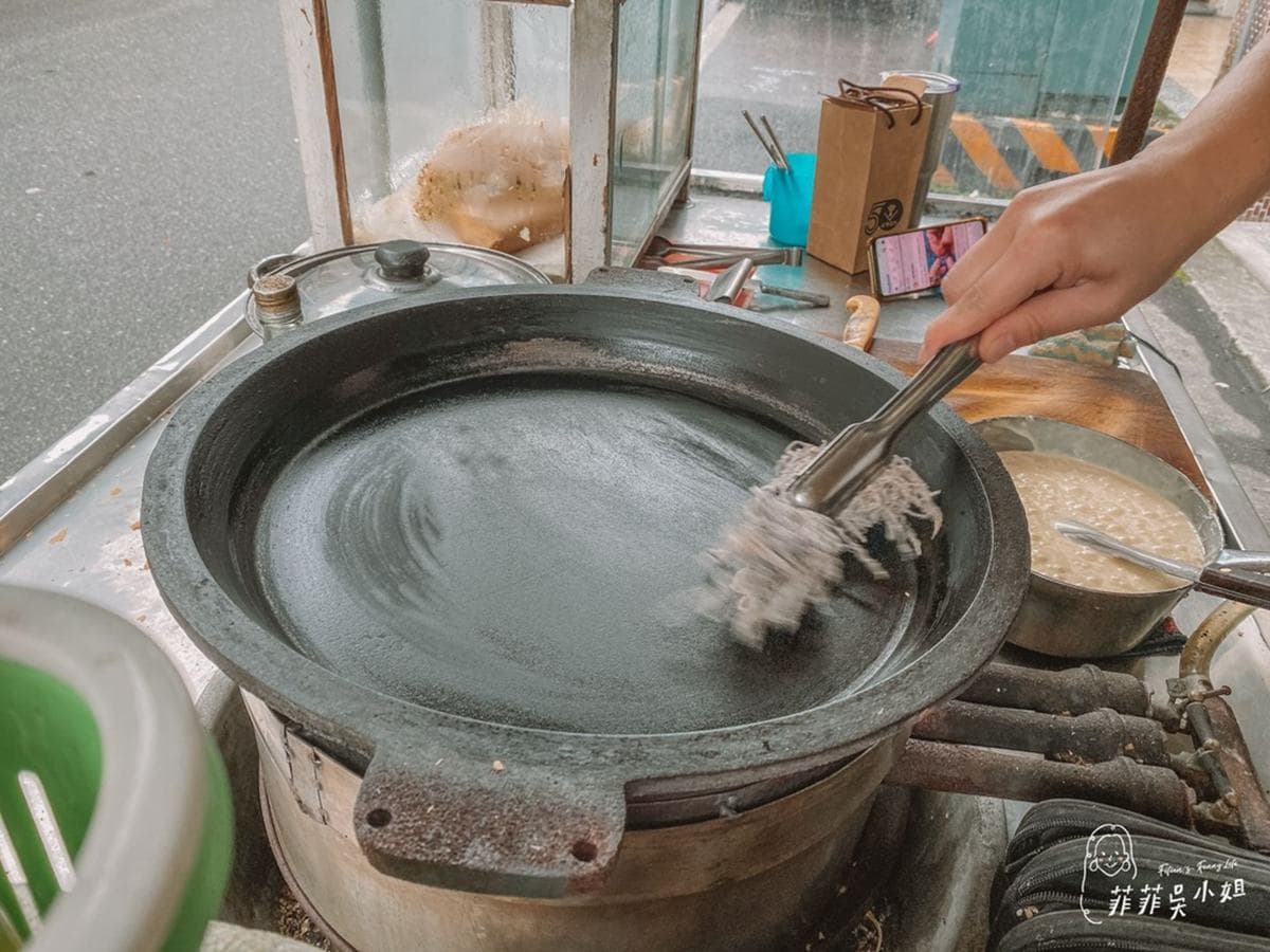 剛起鍋最好吃！宜蘭古早味「米糕煎」飄香40年，老饕最愛芝麻口味只要20元