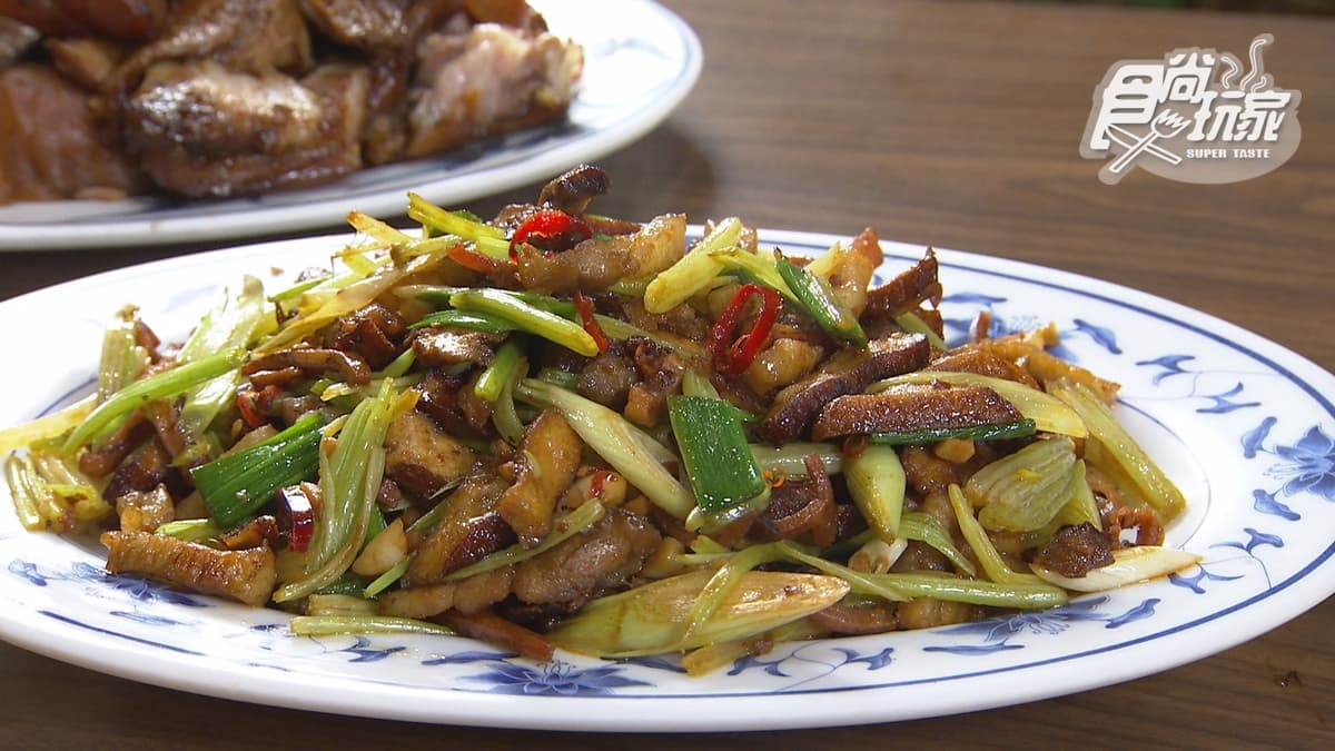 「客家小炒」裡的豆干、豬肉絲、魷魚咬起來都很有嚼勁。