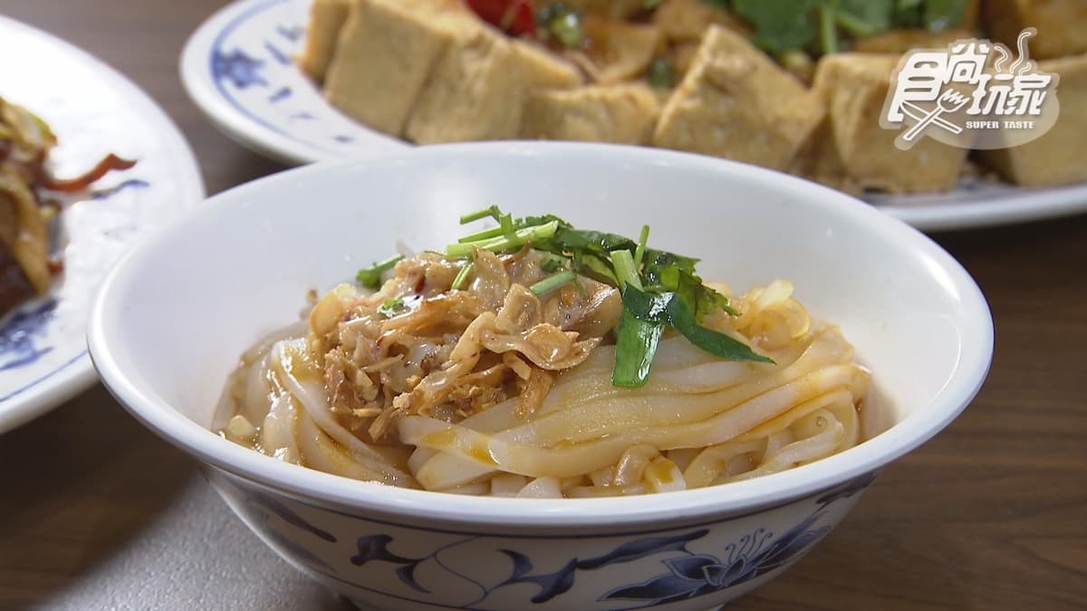 「乾粄條」麵條口感很Q彈，還帶有油蔥和蒜片的香氣。