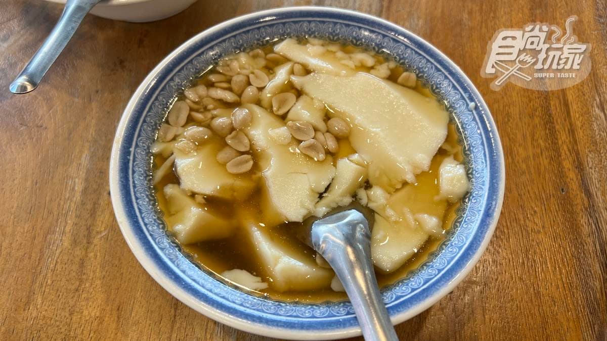 這裡的豆花嫰滑帶豆香，味道很濃郁，搭配傳統的花生仁真的很不錯。