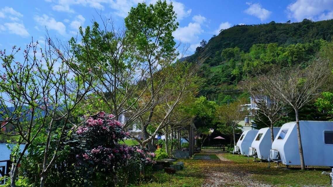 １人僅990元！衝花蓮爽住「純白豪華露營車」，再免費玩鯉魚潭賞螢季