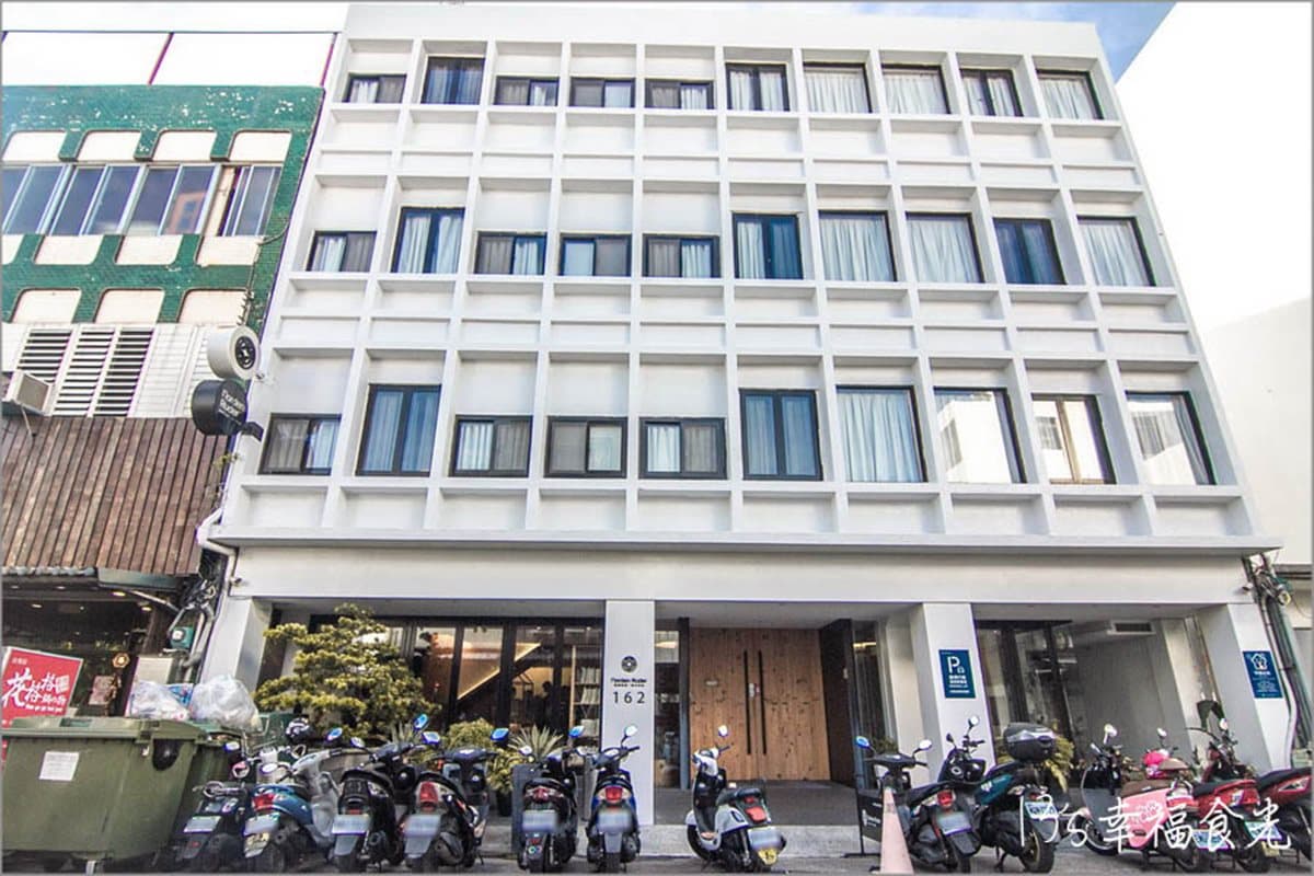 網評4.4星超難訂！全白系旅店打卡「綠意天井」，高CP值單人房還附獨立衛浴