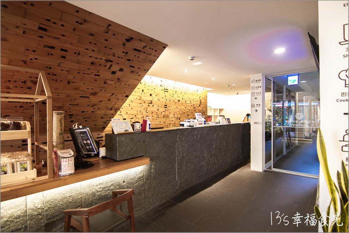 網評4.4星超難訂！全白系旅店打卡「綠意天井」，高CP值單人房還附獨立衛浴