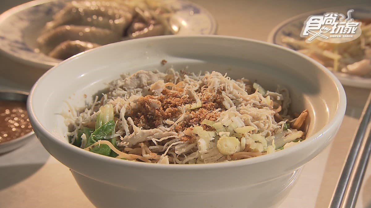 飄香50年！高雄「手工雞絲麵」Q彈麵體＋豬油超唰嘴，限量「太監雞」也必點