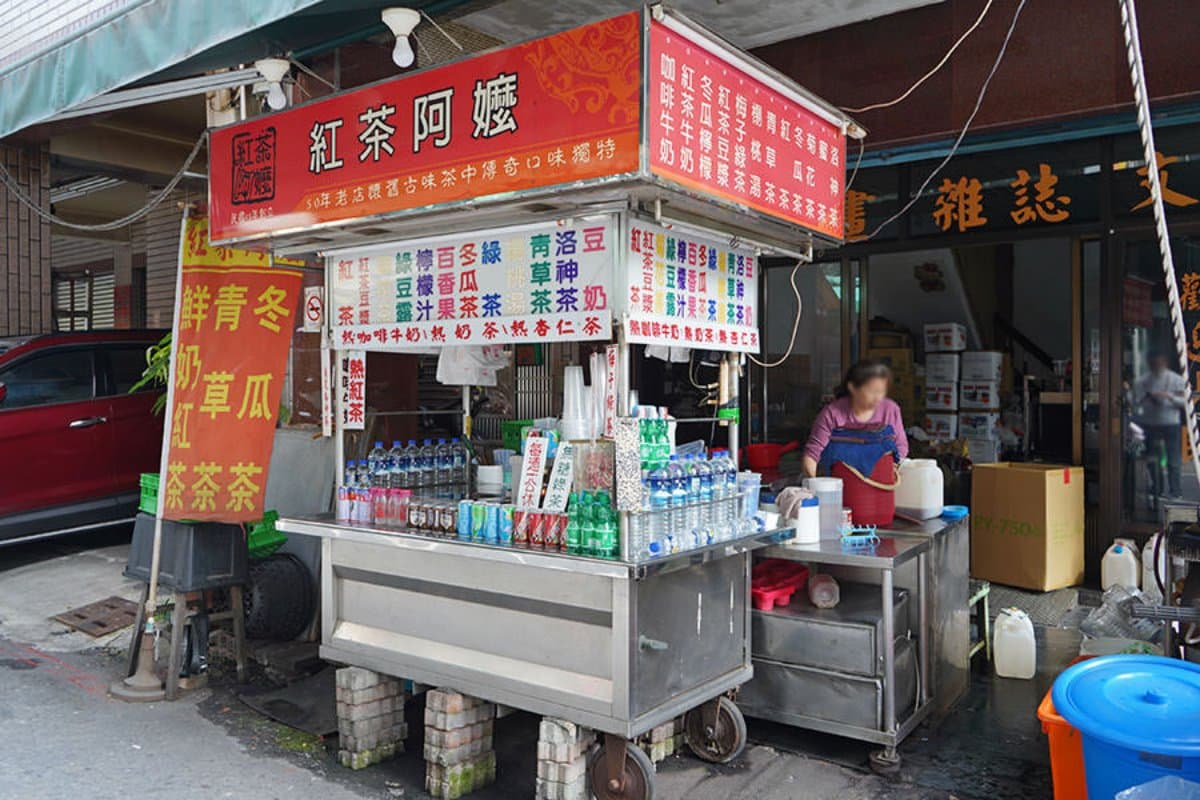 在地人才知!60年「阿嬤飲料攤」必喝古早味鮮奶茶,內行喝法加2罐高牧鮮乳 在地人才知!60年「阿嬤飲料攤」必喝古早味鮮奶茶,內行喝法加2罐高牧鮮乳