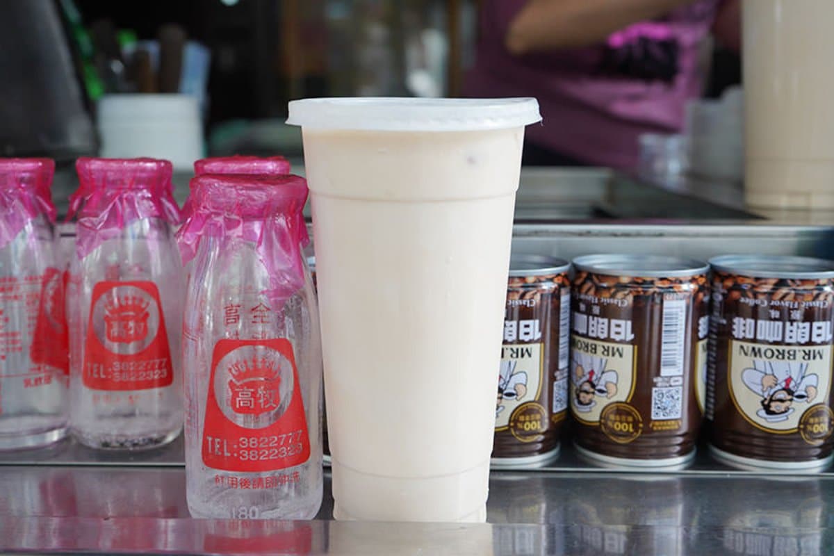 在地人才知!60年「阿嬤飲料攤」必喝古早味鮮奶茶,內行喝法加2罐高牧鮮乳 在地人才知!60年「阿嬤飲料攤」必喝古早味鮮奶茶,內行喝法加2罐高牧鮮乳