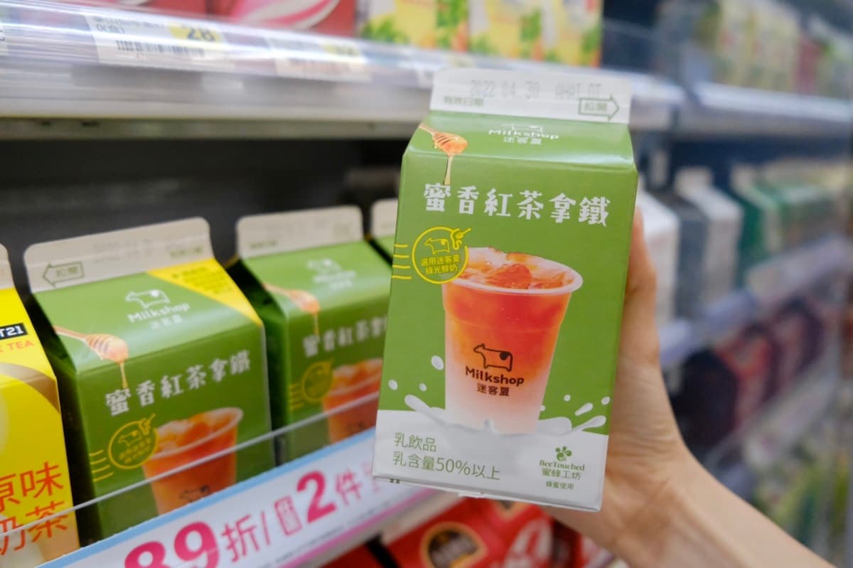 小七有「迷客夏蜜香紅茶拿鐵」!鮮奶配蜂蜜濃爆+「老賴豆香紅茶」2件79折 小七有「迷客夏蜜香紅茶拿鐵」!鮮奶配蜂蜜濃爆+「老賴豆香紅茶」2件79折