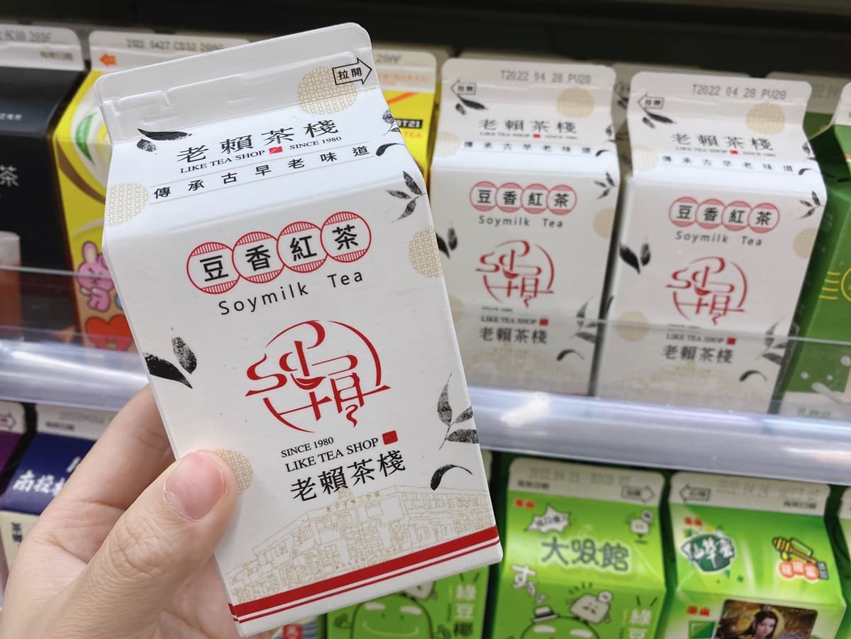 小七有「迷客夏蜜香紅茶拿鐵」!鮮奶配蜂蜜濃爆+「老賴豆香紅茶」2件79折 小七有「迷客夏蜜香紅茶拿鐵」!鮮奶配蜂蜜濃爆+「老賴豆香紅茶」2件79折