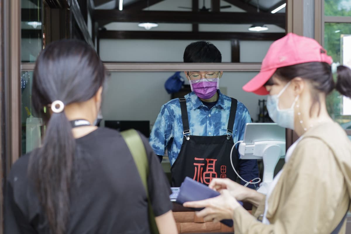 ４月還能賞楓？台北「祕境農場」美拍漸層楓林隧道，玻璃屋打卡絕美落地窗景