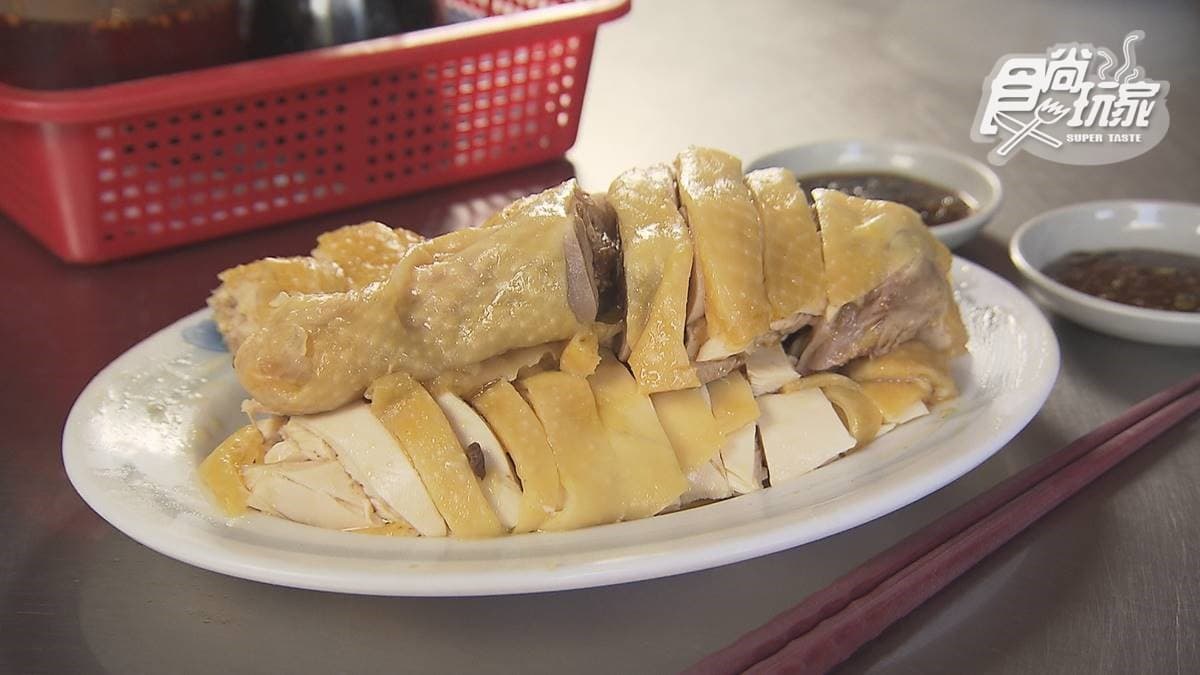 「土雞肉」吃起來不會膩，搭醬料一起吃更夠味。